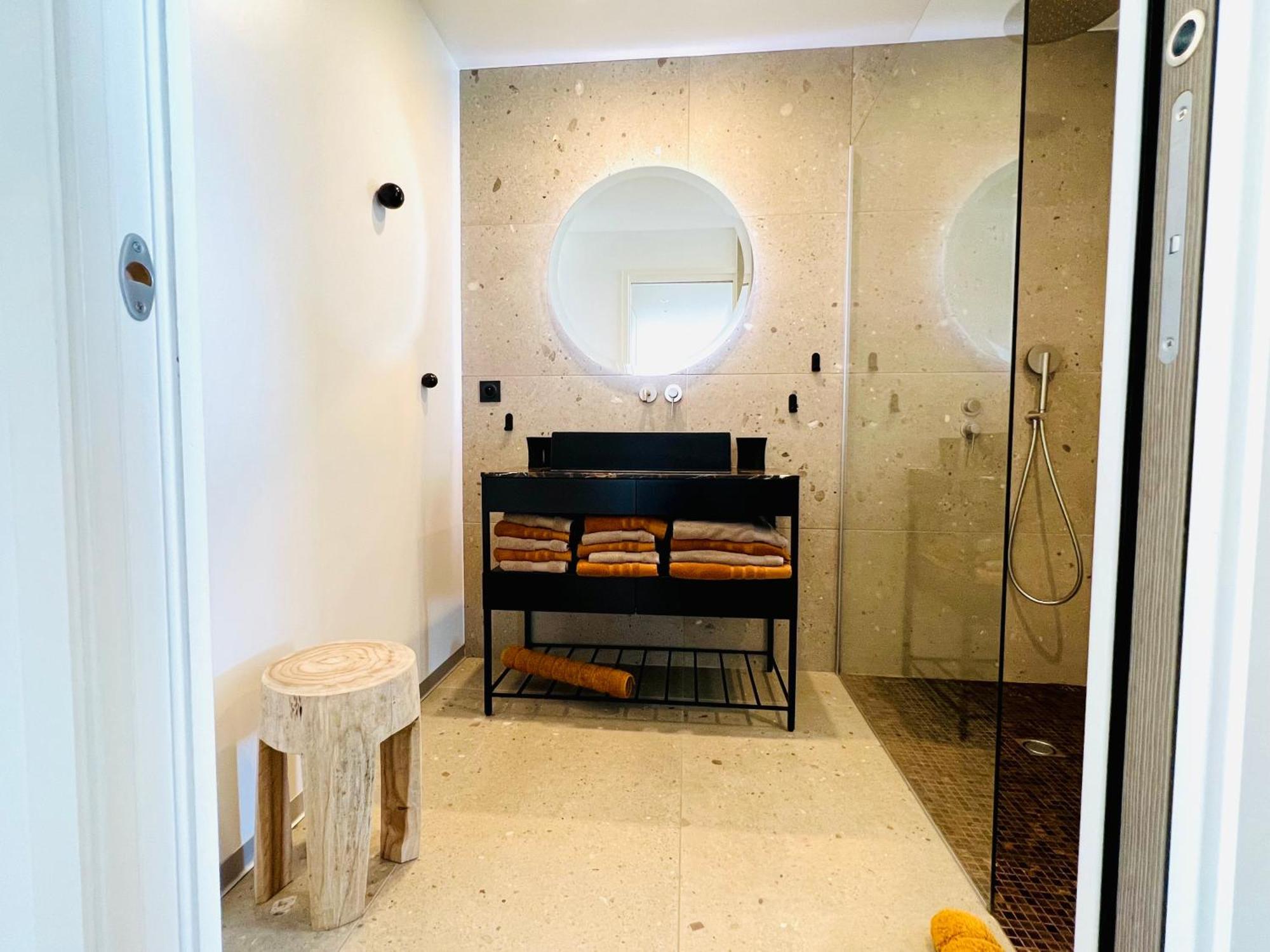 Appartement T3 Lumineux Traversant Totalement Neuf En Face De La Plage Front De Mer Vue Sur Les Iles Vue Mer Panoramique Assuree Residence De La Plage Centre Ville Du Lavandou 3Eme Etage Avec Ascenseur Appartement T3 Ле-Лаванду Екстер'єр фото