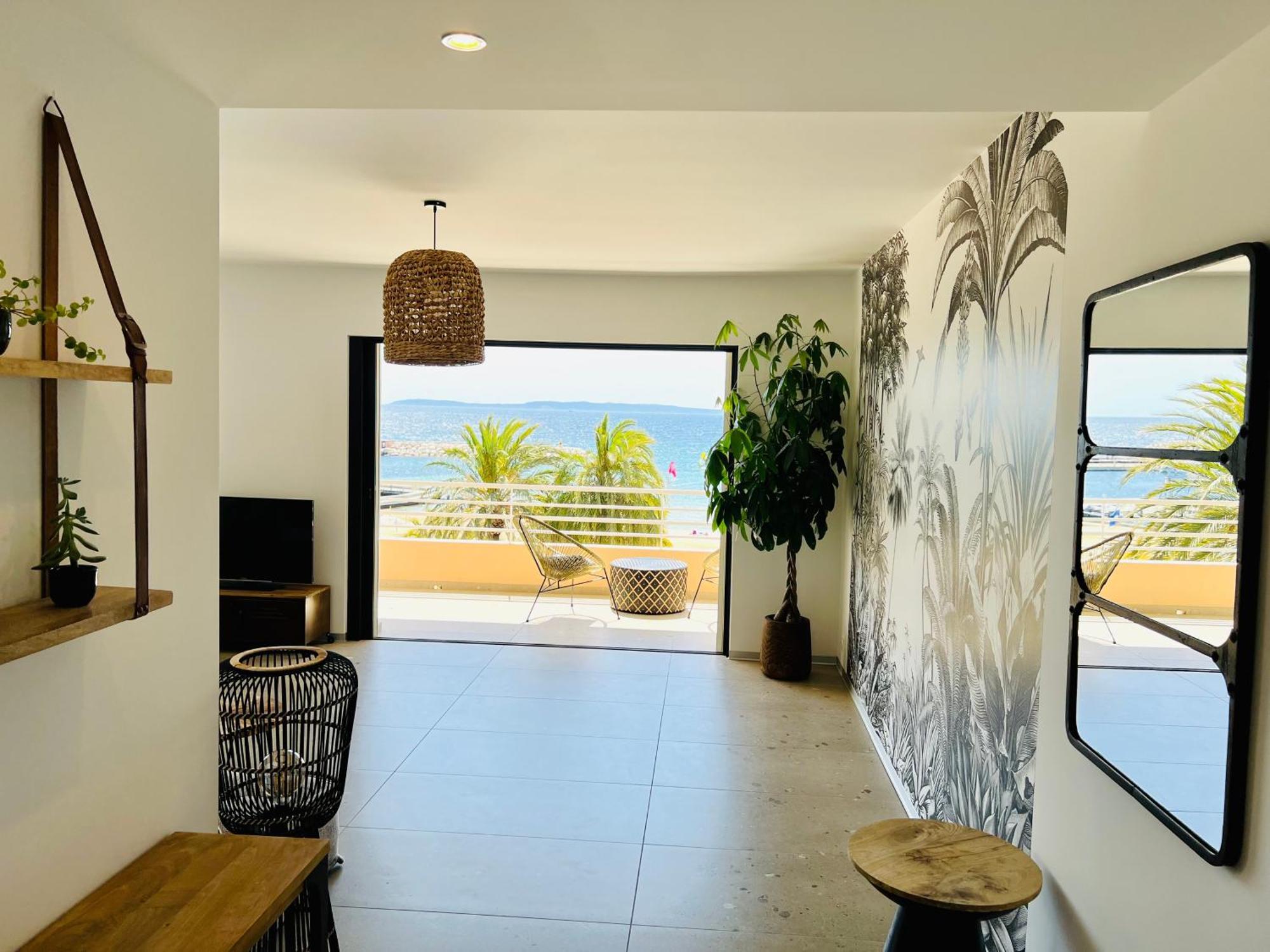Appartement T3 Lumineux Traversant Totalement Neuf En Face De La Plage Front De Mer Vue Sur Les Iles Vue Mer Panoramique Assuree Residence De La Plage Centre Ville Du Lavandou 3Eme Etage Avec Ascenseur Appartement T3 Ле-Лаванду Екстер'єр фото
