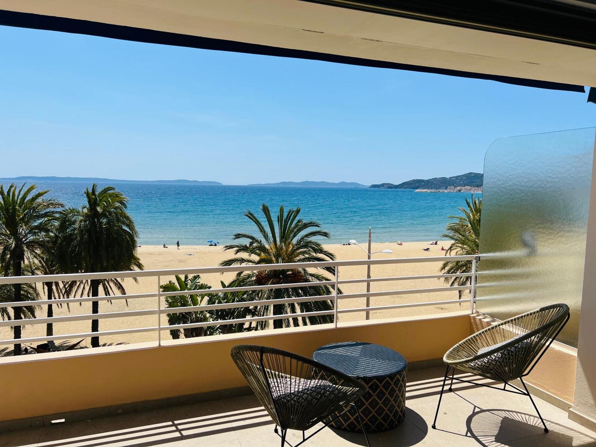 Appartement T3 Lumineux Traversant Totalement Neuf En Face De La Plage Front De Mer Vue Sur Les Iles Vue Mer Panoramique Assuree Residence De La Plage Centre Ville Du Lavandou 3Eme Etage Avec Ascenseur Appartement T3 Ле-Лаванду Екстер'єр фото